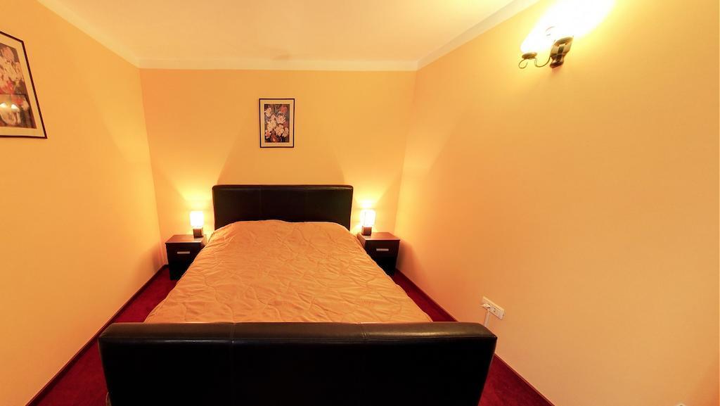 La Storia Guest House Питещ Екстериор снимка
