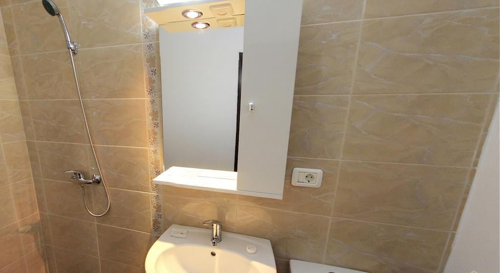La Storia Guest House Питещ Екстериор снимка