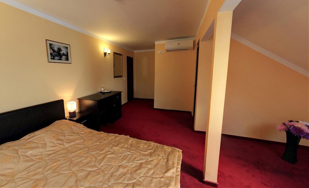 La Storia Guest House Питещ Екстериор снимка