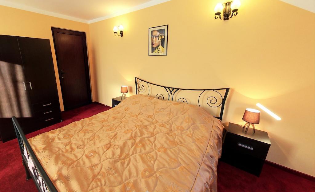 La Storia Guest House Питещ Екстериор снимка
