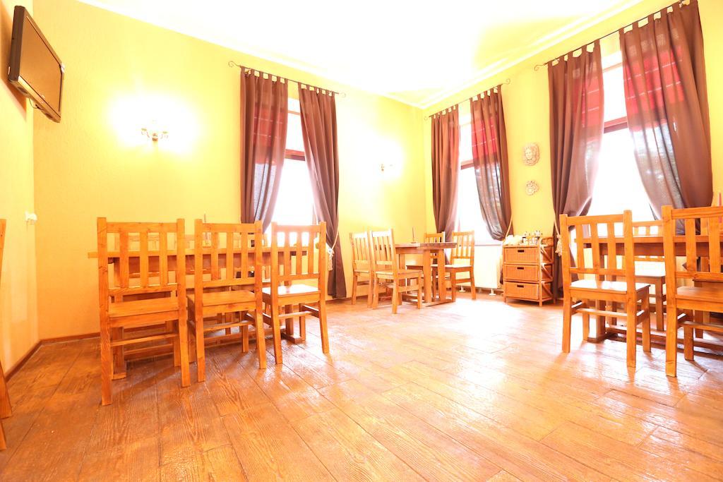 La Storia Guest House Питещ Екстериор снимка
