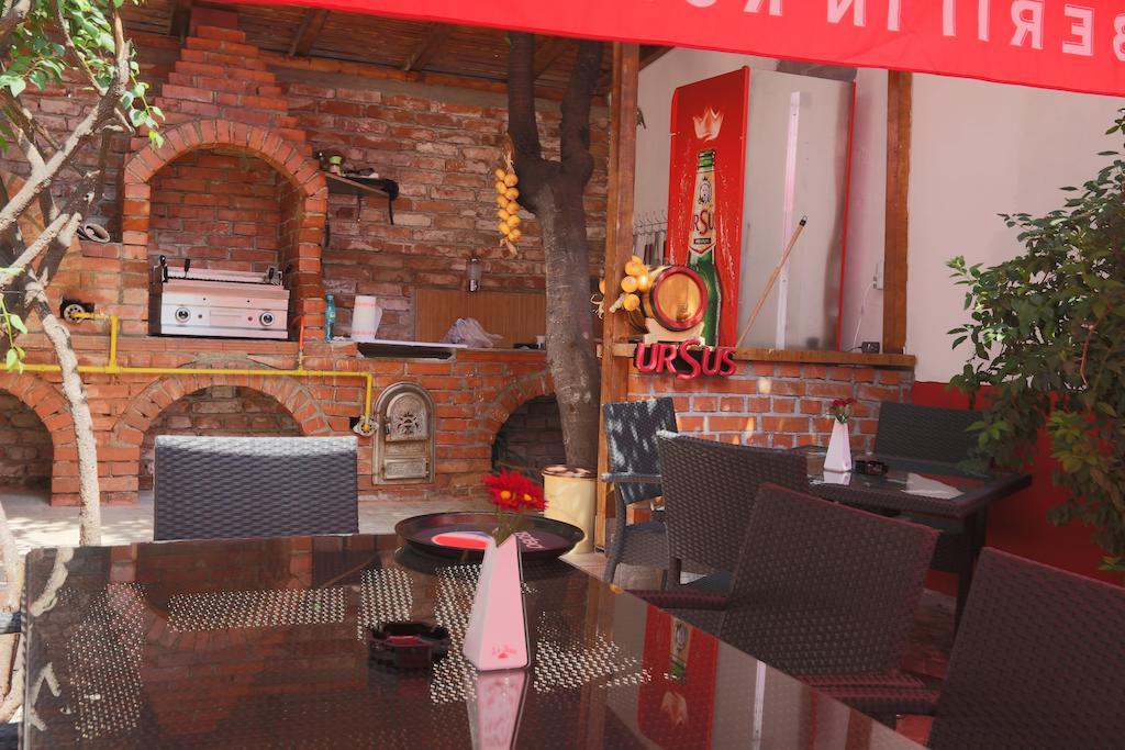 La Storia Guest House Питещ Екстериор снимка