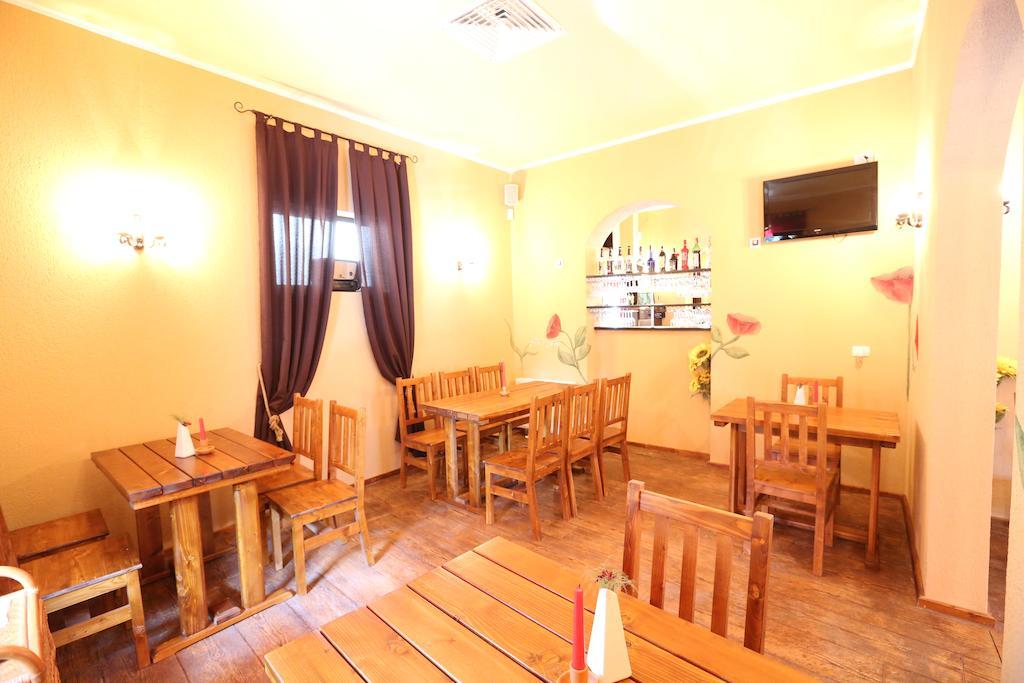 La Storia Guest House Питещ Екстериор снимка
