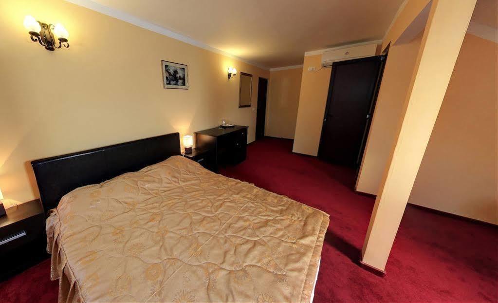 La Storia Guest House Питещ Екстериор снимка